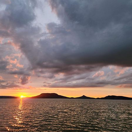 Sunset Resort - Lakeside Apartment Fonyod Bagian luar foto