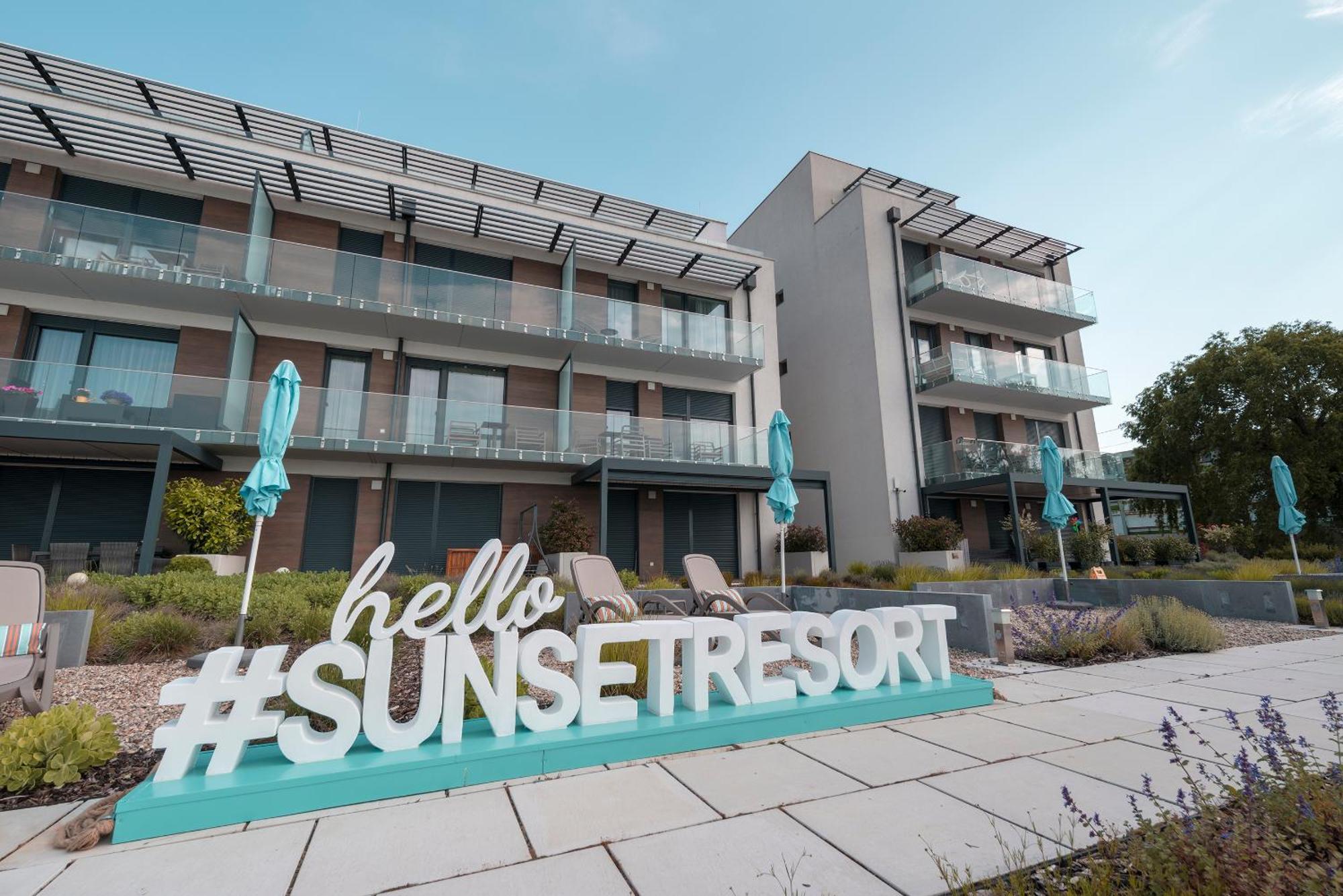 Sunset Resort - Lakeside Apartment Fonyod Bagian luar foto