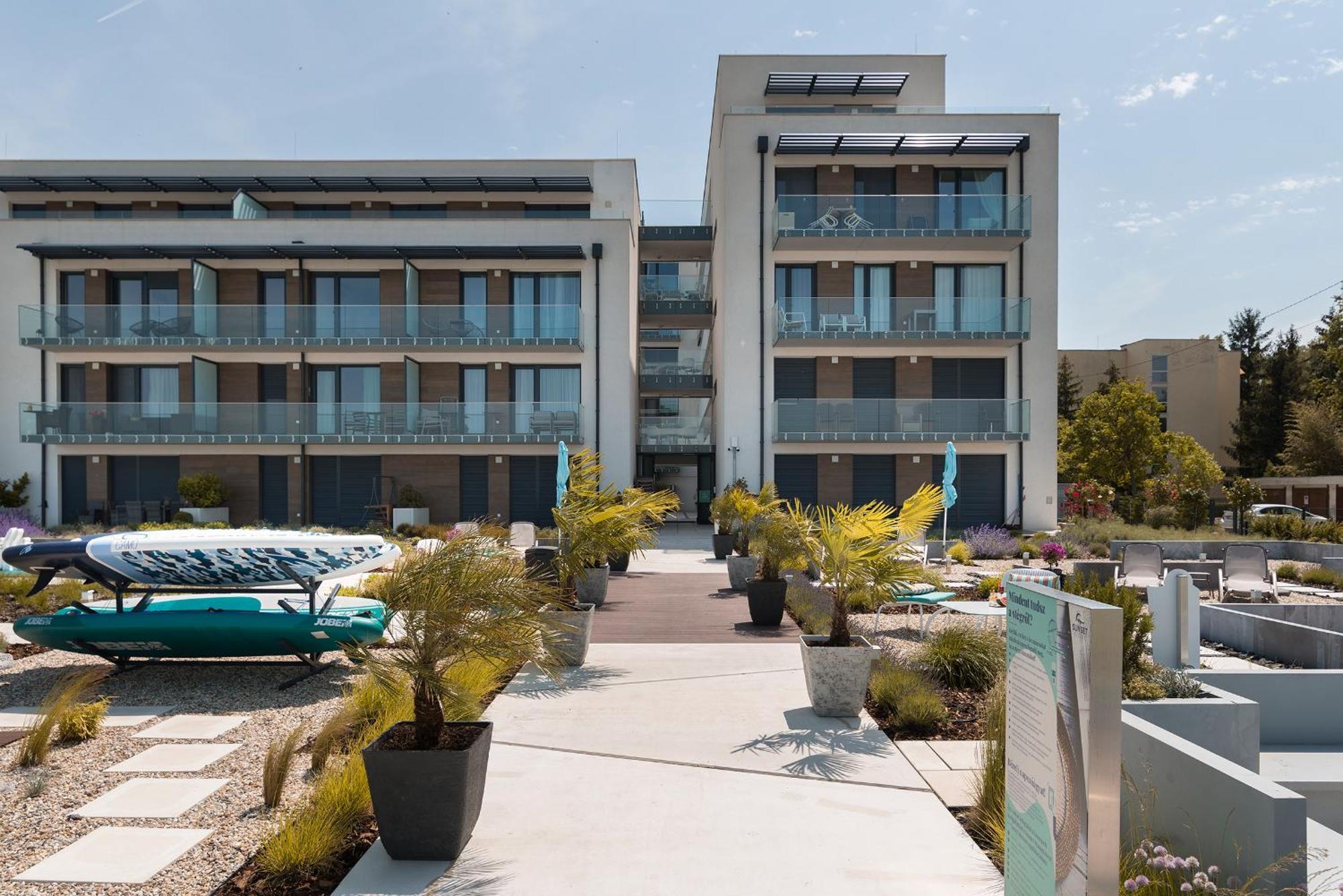 Sunset Resort - Lakeside Apartment Fonyod Bagian luar foto