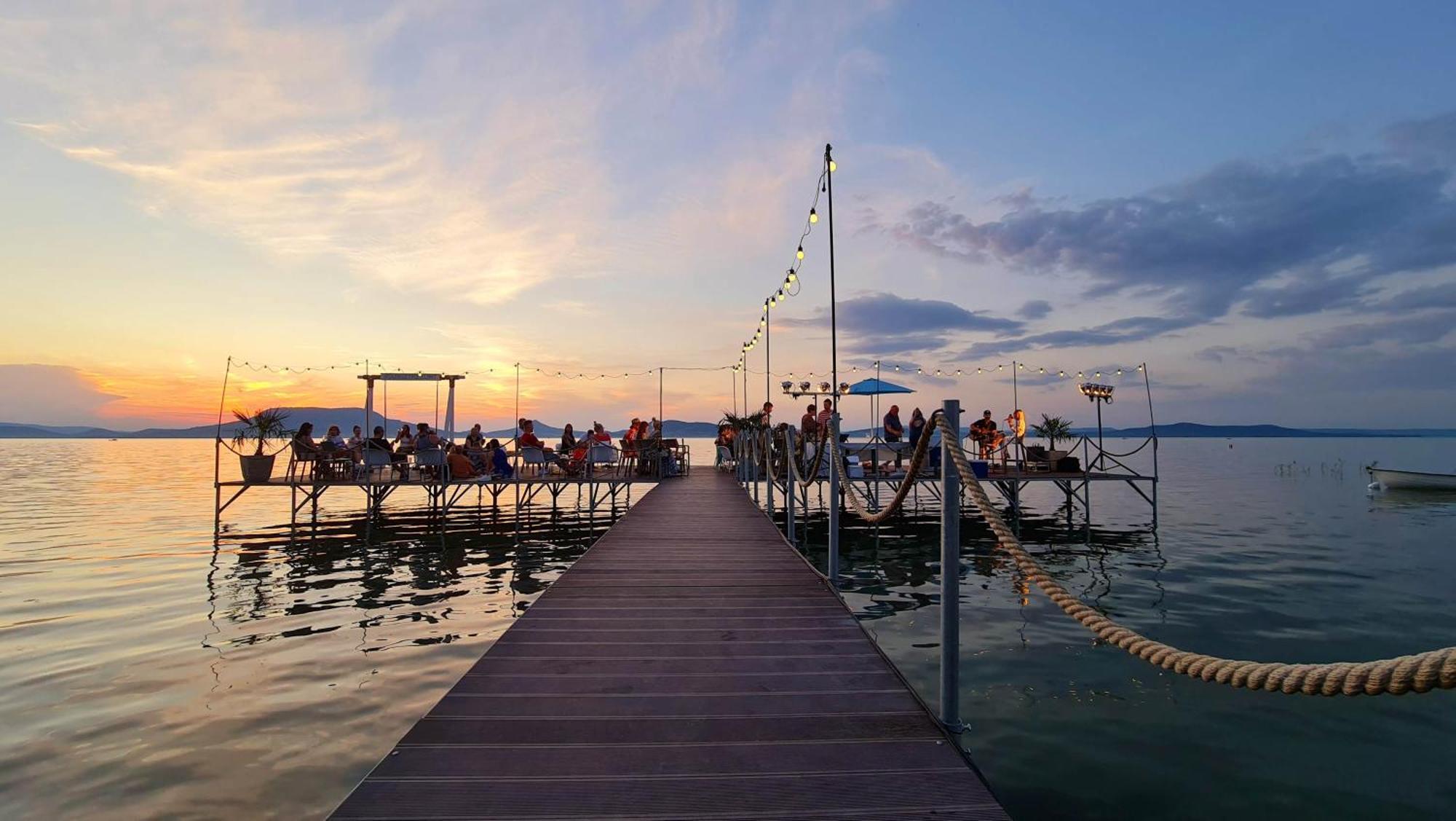 Sunset Resort - Lakeside Apartment Fonyod Bagian luar foto