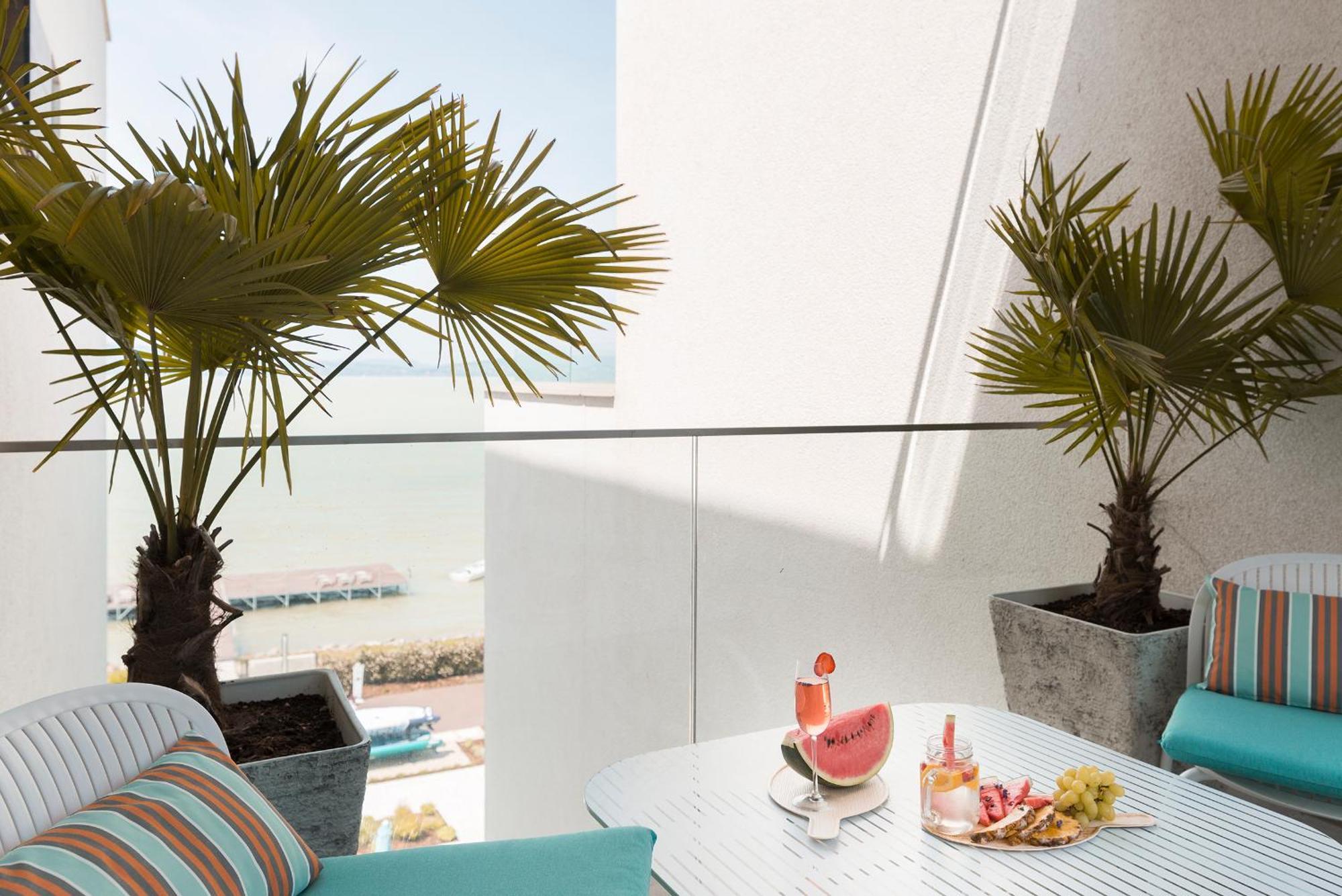 Sunset Resort - Lakeside Apartment Fonyod Bagian luar foto