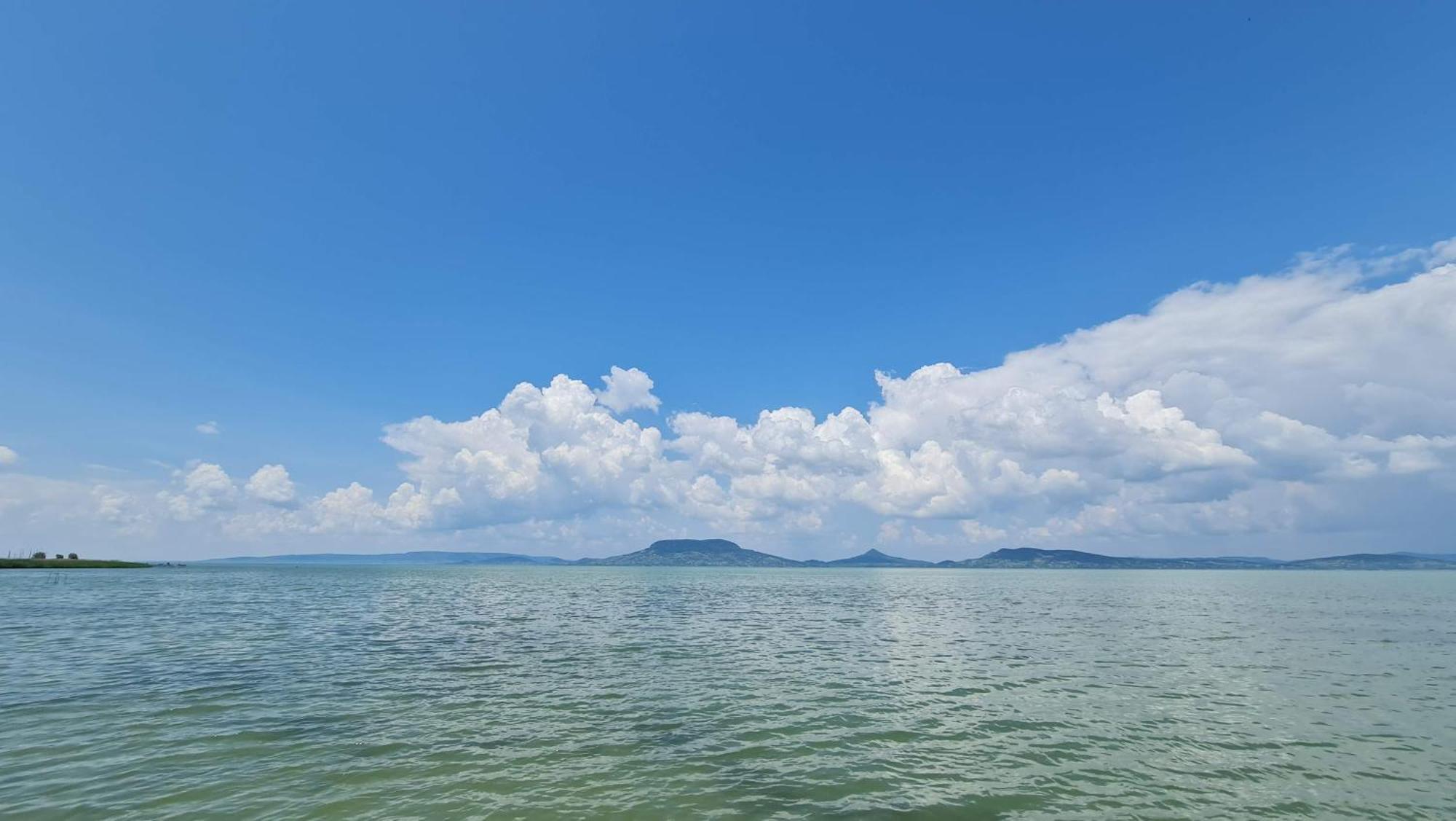 Sunset Resort - Lakeside Apartment Fonyod Bagian luar foto