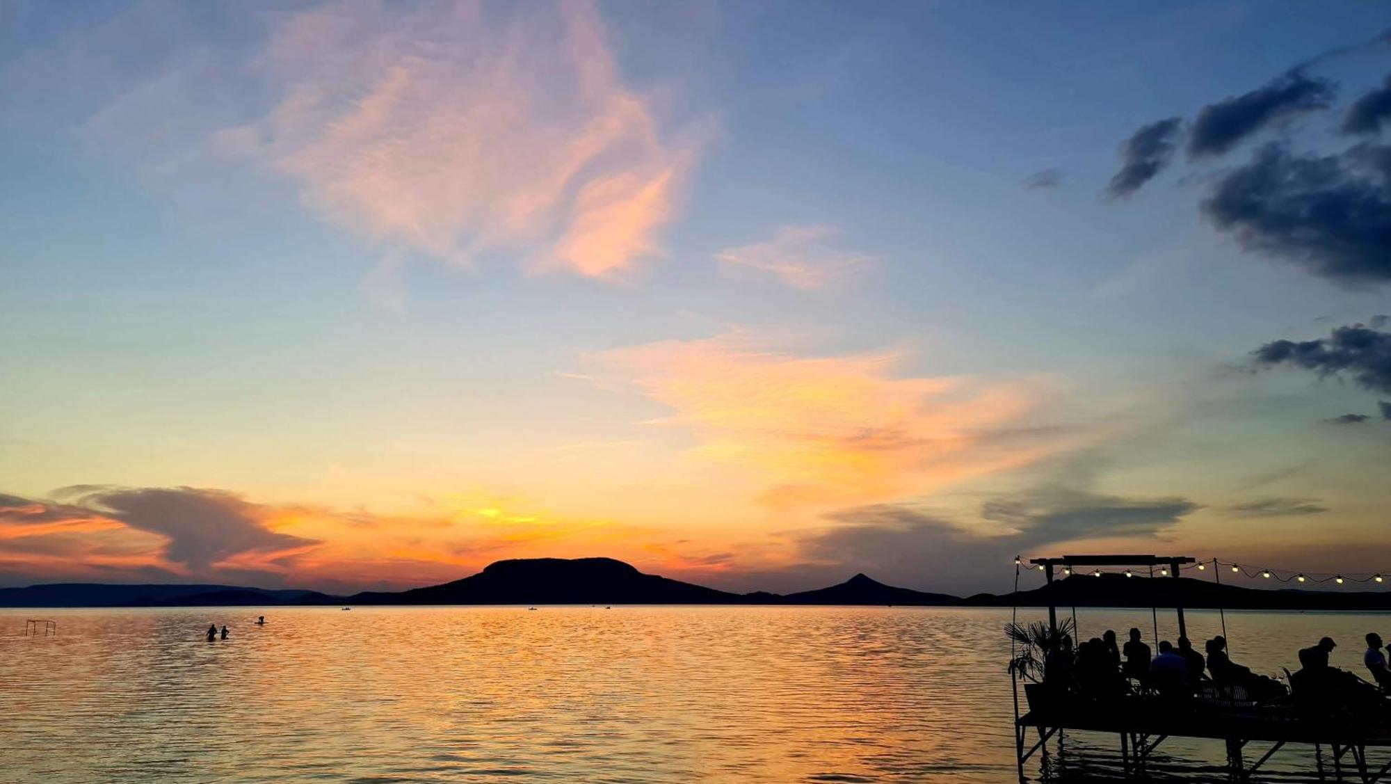 Sunset Resort - Lakeside Apartment Fonyod Bagian luar foto