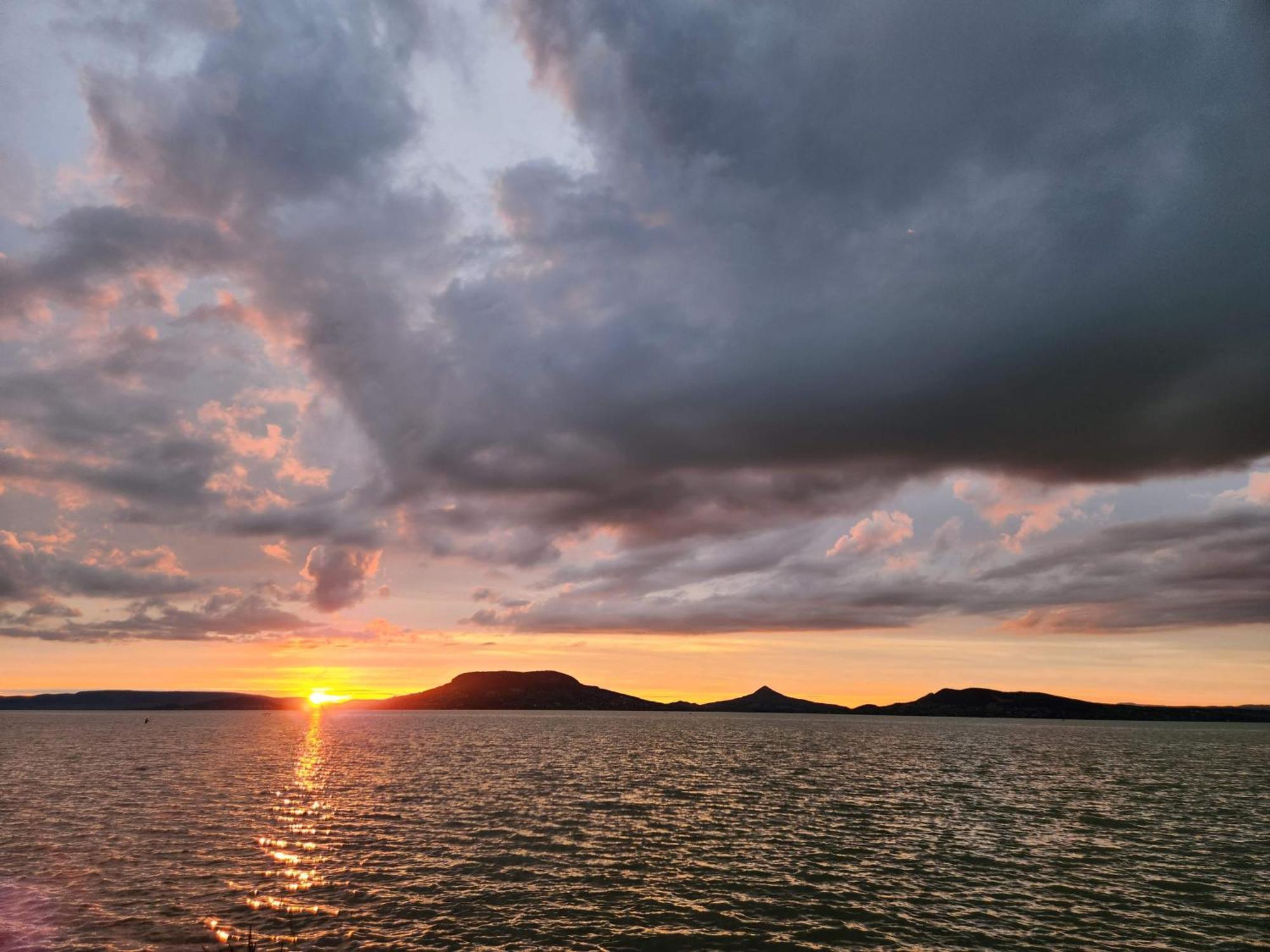 Sunset Resort - Lakeside Apartment Fonyod Bagian luar foto