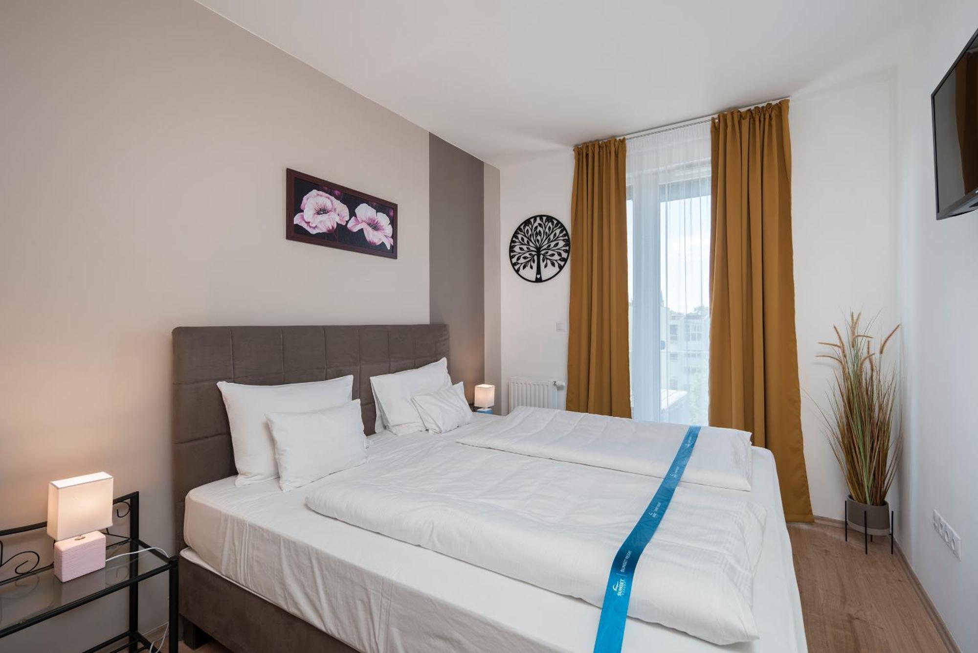 Sunset Resort - Lakeside Apartment Fonyod Bagian luar foto