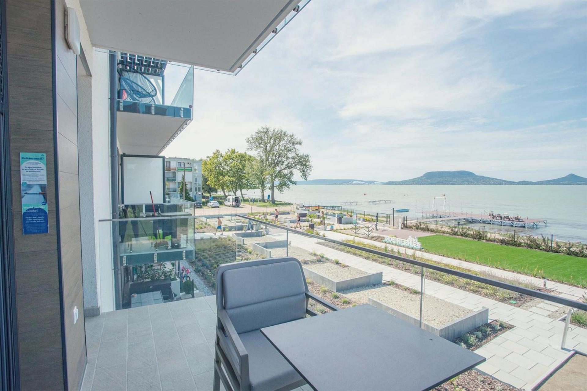 Sunset Resort - Lakeside Apartment Fonyod Bagian luar foto