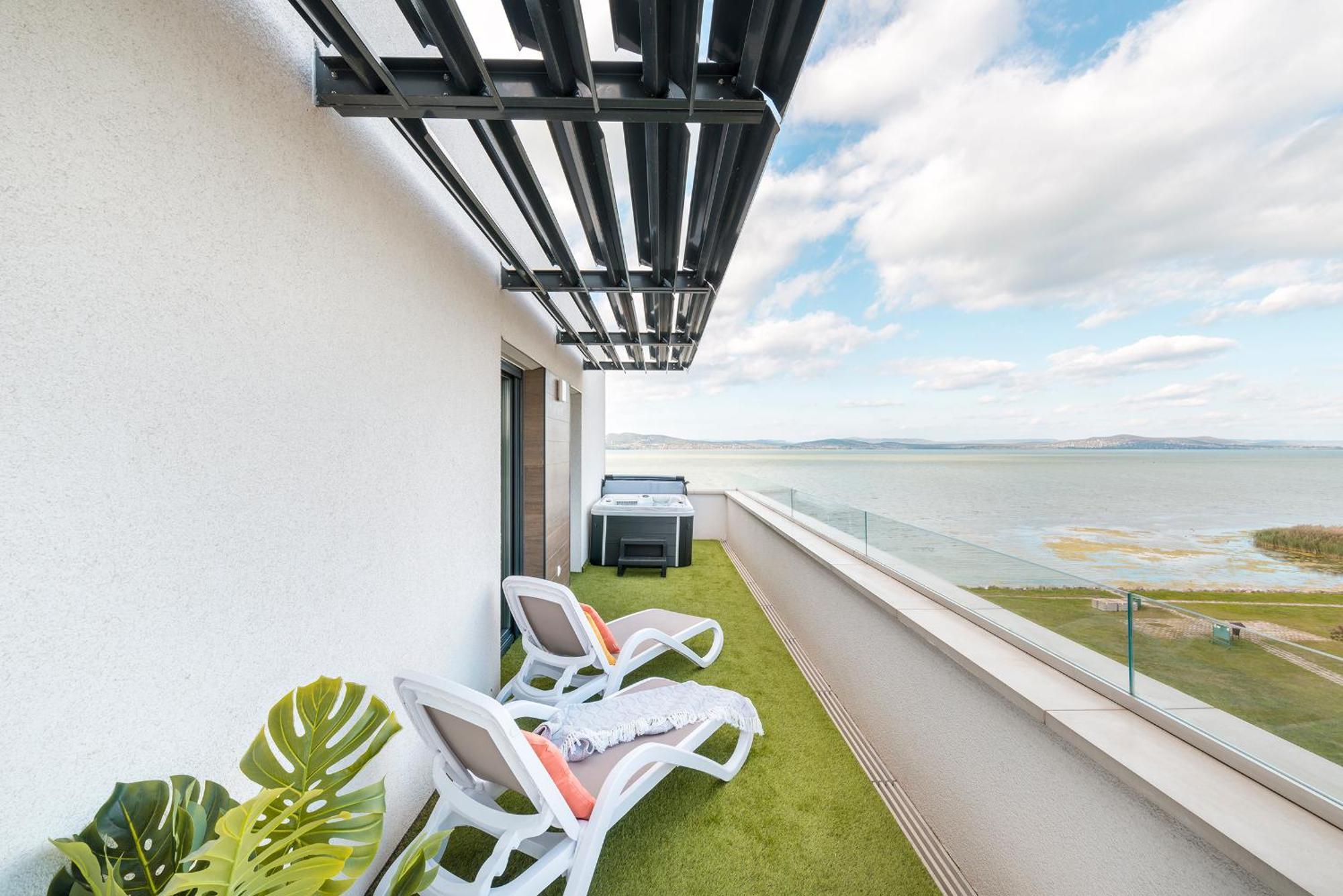 Sunset Resort - Lakeside Apartment Fonyod Bagian luar foto