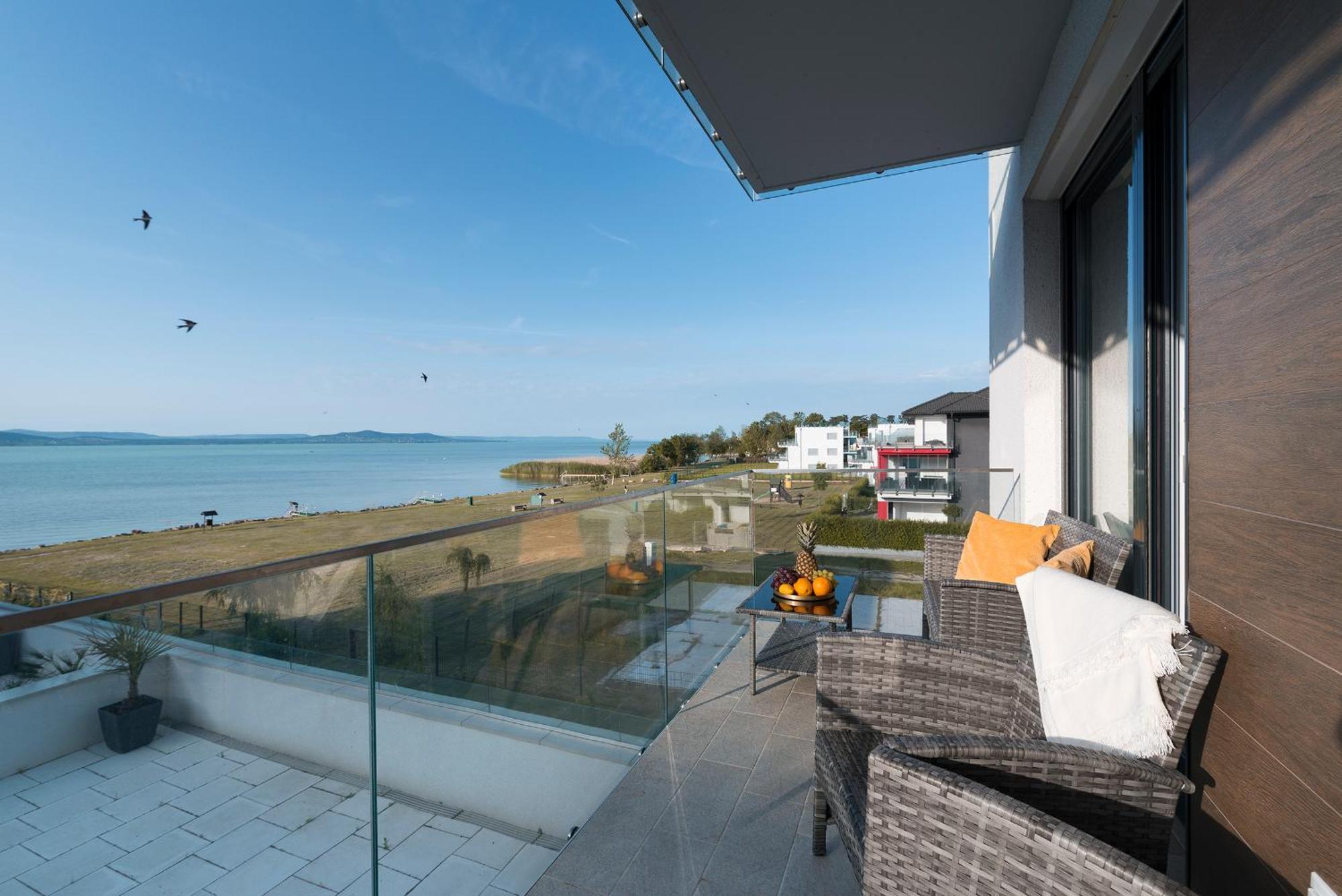 Sunset Resort - Lakeside Apartment Fonyod Bagian luar foto